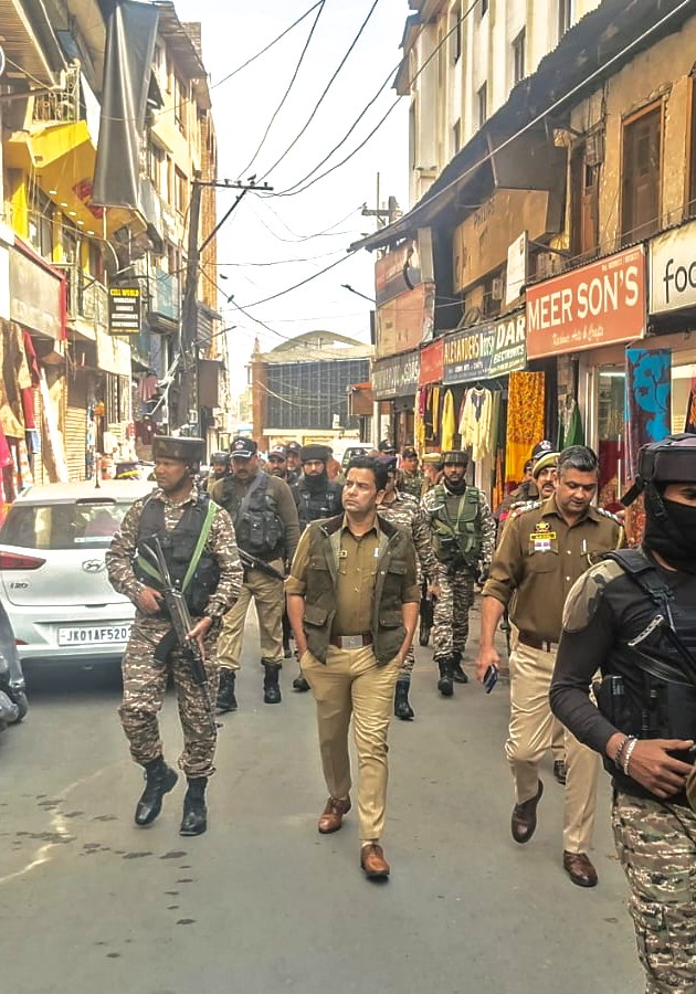 Srinagar Police Conduct Surprise Checks In Lal Chowk Amid Security Alerts