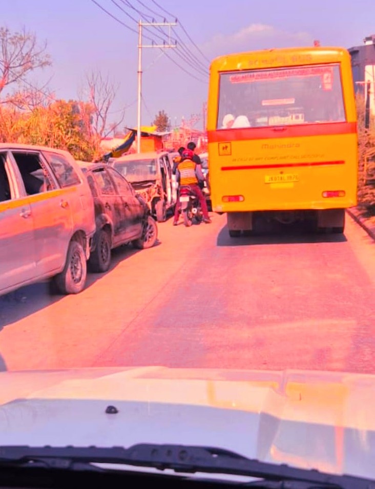 Encroachment Narrows Baba Demb–Naqashpora Road in Srinagar, Authorities Silent