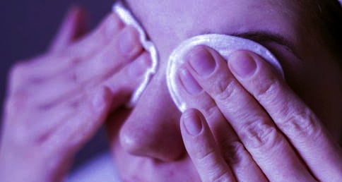 Dermatologist Shares Effective Routine To Manage Puffy Eyes Naturally