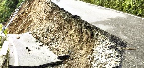 Woman Di€s, Six Others Injured as Stones Hit Vehicle During Landslide Doda