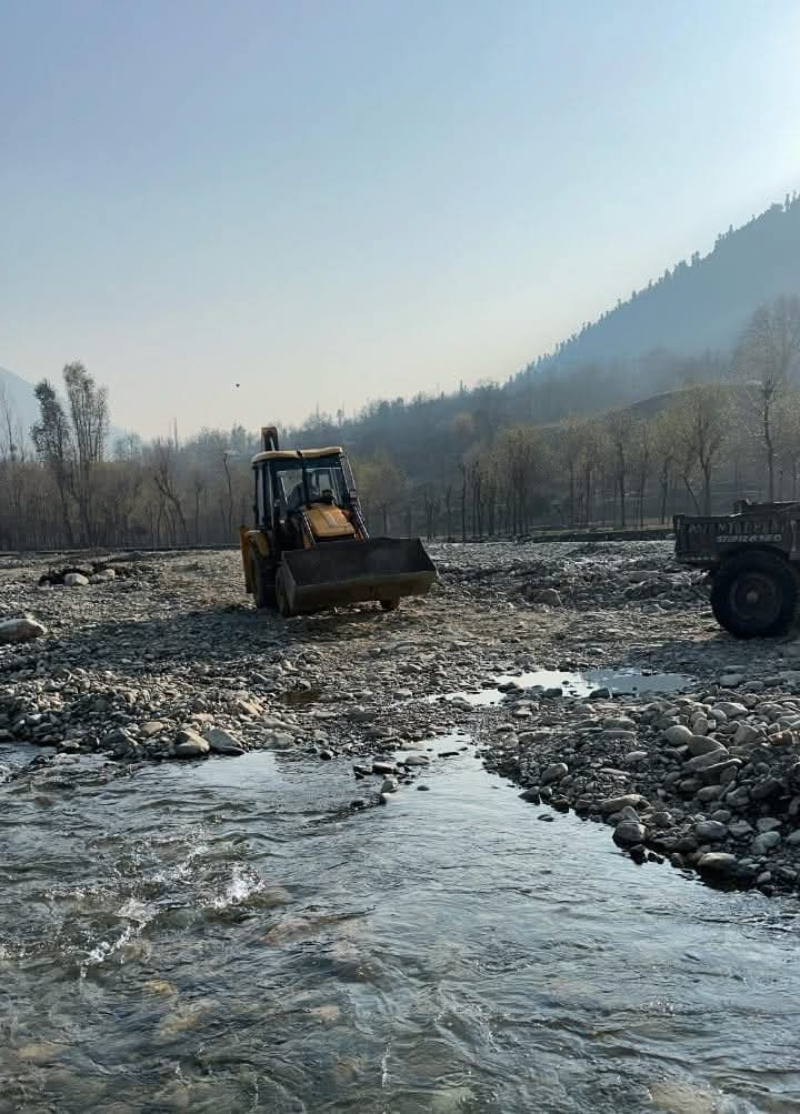 Illegal Extraction of Minerals Curbed in Anantnag, Several Vehicles ImpoundedAnantnag, Nov 10, KNT:  Anantnag Police seized multiple vehicles involved in unlawful extraction and movement of mineral materials across the district.