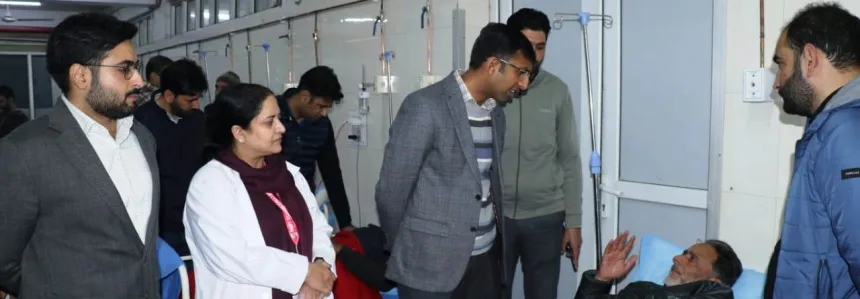 Div Com Kashmir, Deputy Commissioner Srinagar Visit SMHS, Ujala Hospitals; enquire about well-being of injured persons