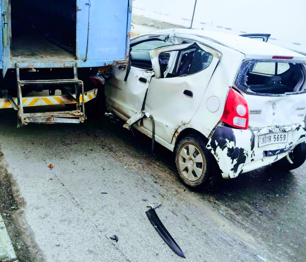 Freezing Water on Road Causes Accident Near Dal Lake Ghat, Three Vehicles Pile UP