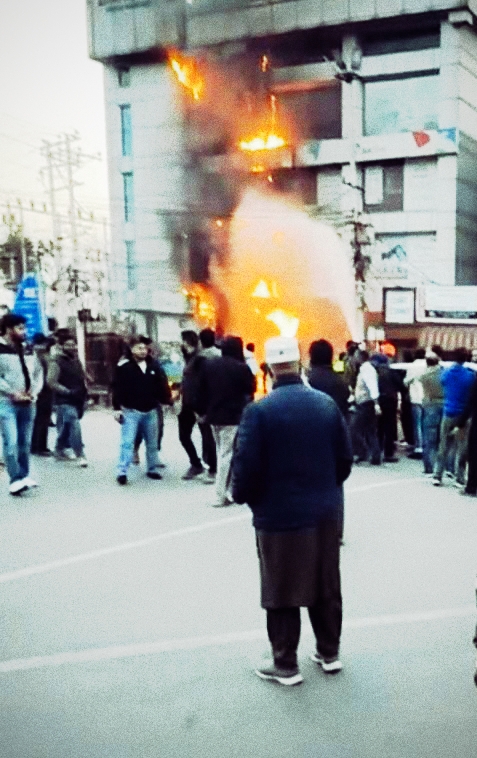 Fire Breaks Out at Jio Office, Engulfs J&K Bank Branch in…..