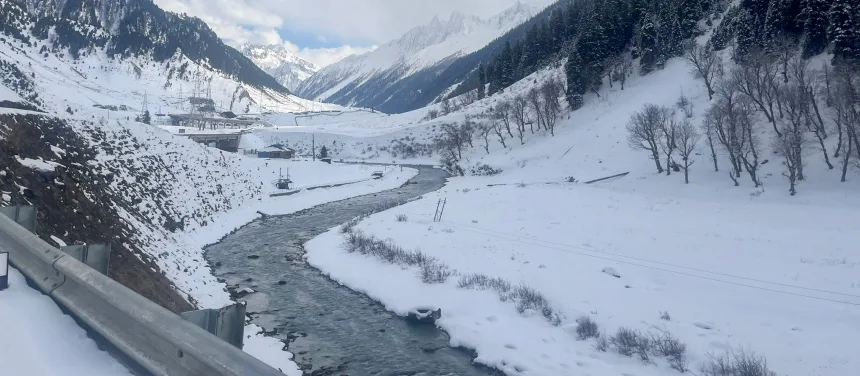 Snowfall Renders Matayan–Kharboo Road Slippery, Vehicles Skid Near Drass