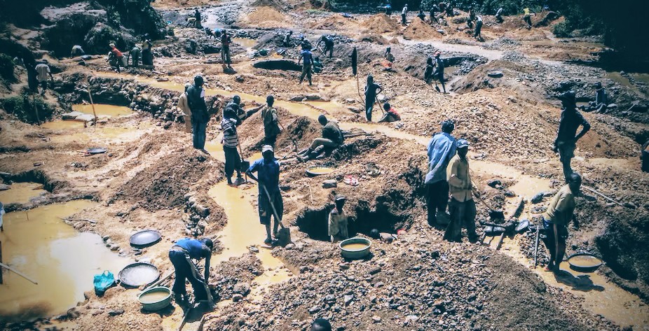 Awantipora police seize mechanized motor boat used for illegal sand extraction from Jhelum