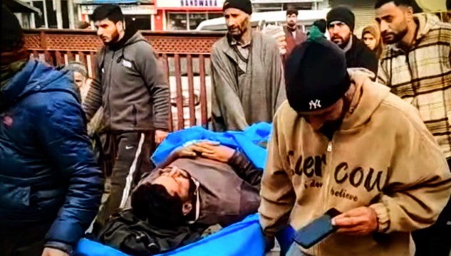 No Ambulance, No CT Scan: Family Pushes Patient on Road to Private Clinic as Onlookers Watch