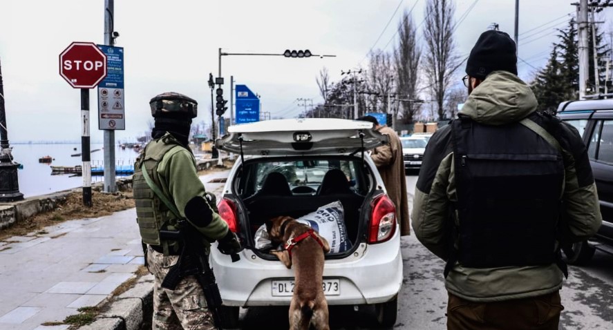 Security Forces Intensify Checks in Srinagar Ahead of Christmas, New Year