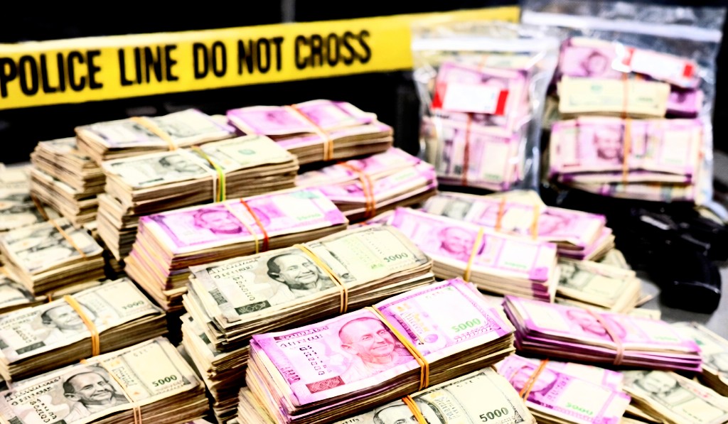 Police recover stolen gold worth Rs 50 lakh, accused women on the run