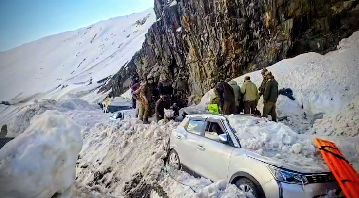 Zojila Avalanche Toll Rises to 7 as Two More Bodies Recovered in Predawn Rescue Operation